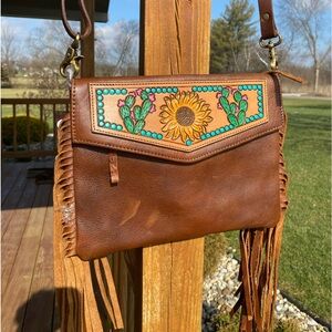 American Darling ADBG176 Leather sunflower crossbody.  Control carry